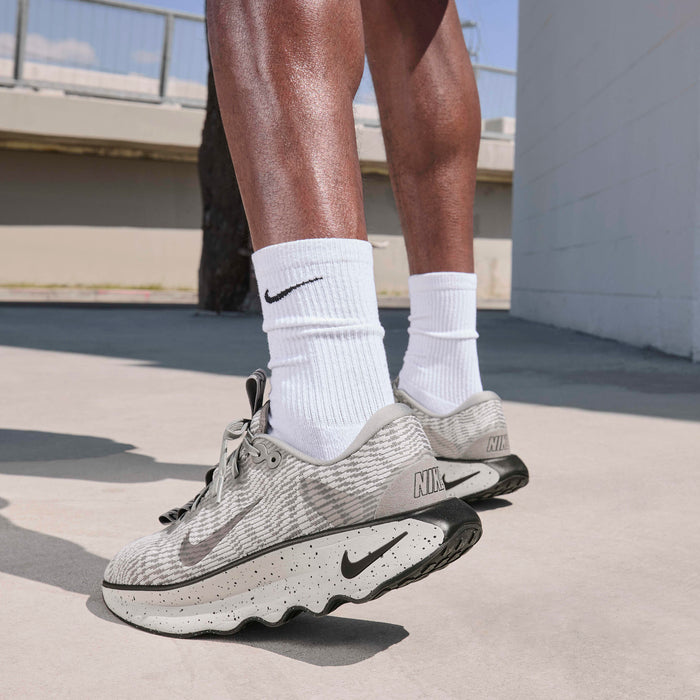 CALZADO DEPORTIVO MASCULINO NIKE MOTIVA `LIGHT IRON ORE
