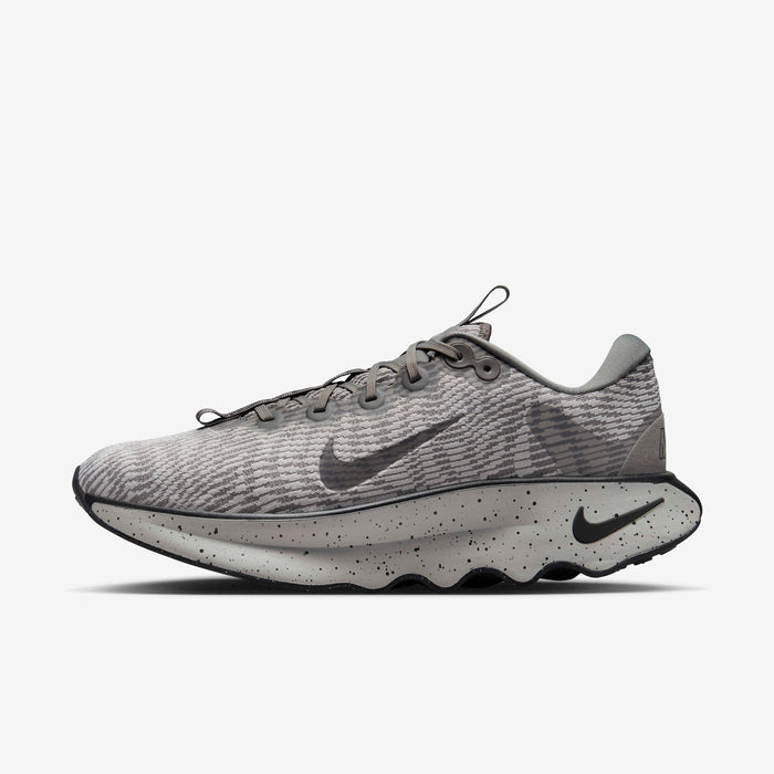 CALZADO DEPORTIVO MASCULINO NIKE MOTIVA `LIGHT IRON ORE