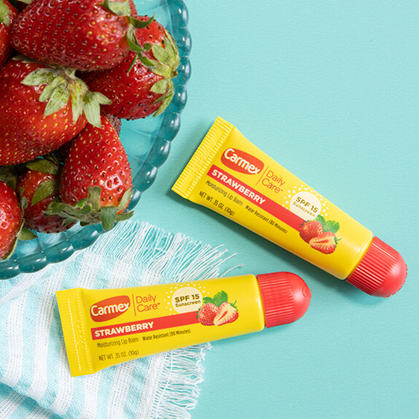 BÁLSAMO LABIAL CARMEX CLASSIC MEDICATED DAILY CARE SPF 15 STRAWBERRY 10GR