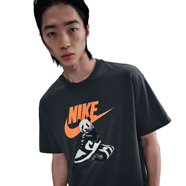 CAMISETA CASUAL MASCULINO NIKE SPORTSWEAR PANDA DUNK MANGAS CORTAS