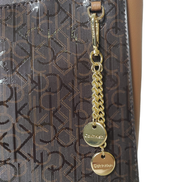 BOLSO DE MANO FEMENINO CALVIN KLEIN MAVIS LOGO TOTE BRN