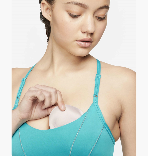 TOP DEPORTIVO NIKE DRI-FIT INDY METALLIC TAPE DE SUJECIÓN LIGERA AZUL CLARO