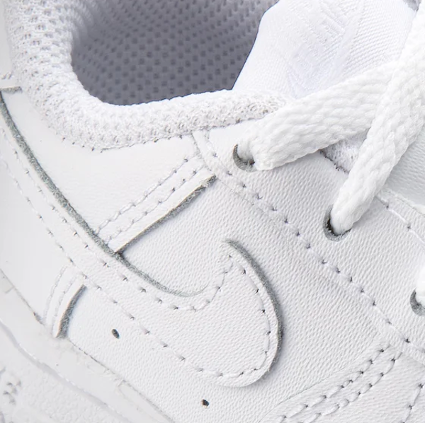 CALZADO INFANTIL NIKE AIR FORCE 1 06 TRIPLE WHITE