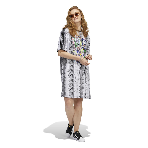 VESTIDO FEMENINO ADIDAS LOVE UNITES DOODLE MANGAS CORTAS