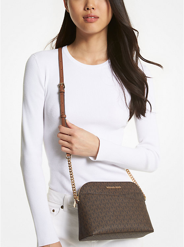 BOLSO BANDOLERA FEMENINO MICHAEL KORS JET SET TRAVEL MEDIANO TIPO CÚPULA CON LOGOTIPO