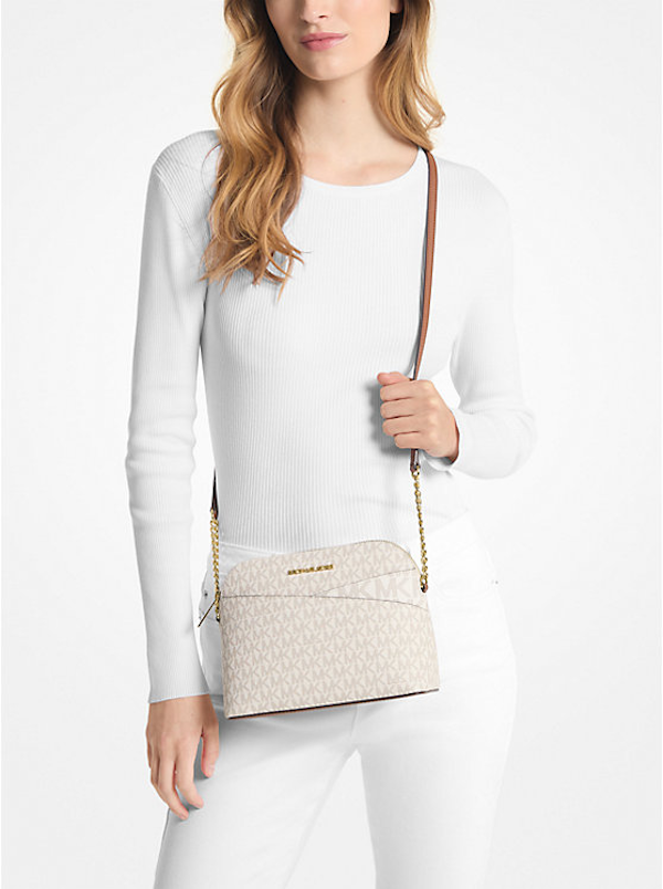 BOLSO BANDOLERA FEMENINO MICHAEL KORS JET SET TRAVEL MEDIANO TIPO CÚPULA CON LOGOTIPO