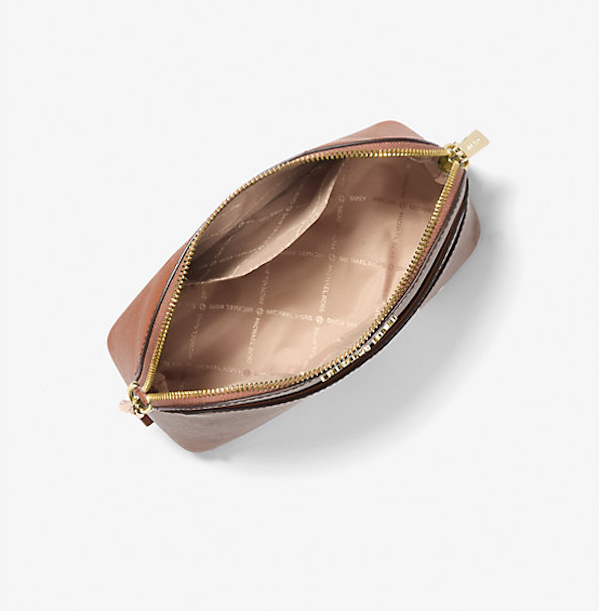 BOLSO BANDOLERA FEMENINO MICHAEL KORS JET SET TRAVEL MEDIANO TIPO CÚPULA CON LOGOTIPO