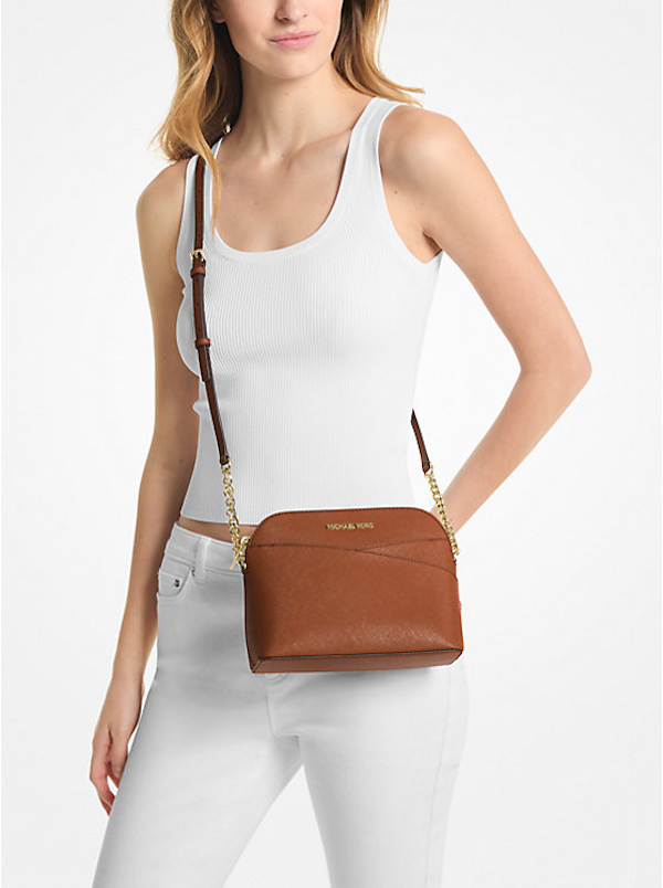BOLSO BANDOLERA FEMENINO MICHAEL KORS JET SET TRAVEL MEDIANO TIPO CÚPULA CON LOGOTIPO